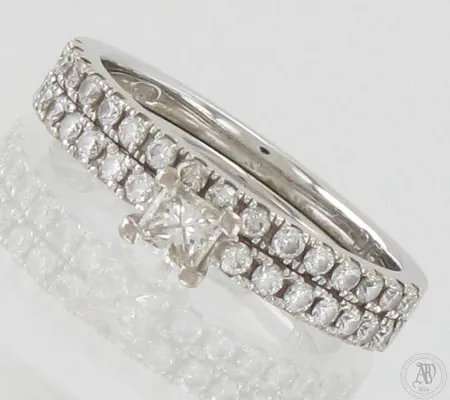 Timanttisormus 1xn.0.16ct princess-hiontainen 30xn.0.01ct, koko 16¼, 750br valkokulta, paino 4,7g 
