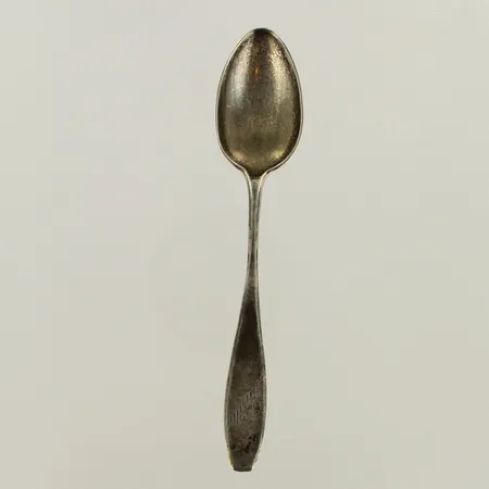 Yksi kahvilusikka, kaiverrettu, pituus 115mm, 813, paino 10,3g 