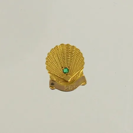 Kivipinssi, kaiverrettu,  korkeus 15,6mm, ei taustaa, 585br, paino 1,5g 