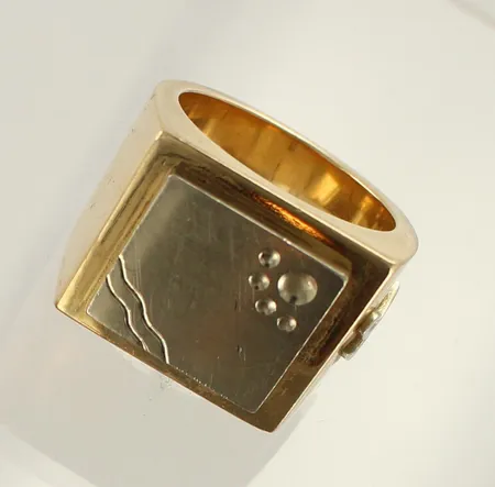 Kuvioitu kantasormus, leveys 22mm x 19mm, koko 21¼, 585 kelta- ja valkokulta, paino 55,0g