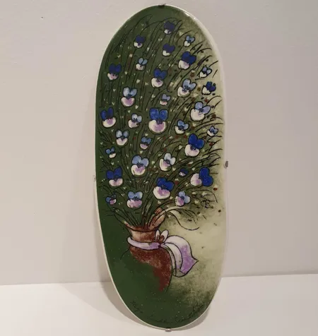 Seinälautanen  Arabia, Lemmenkimppu, Heljä Liukko-Sundström, koko 32x13,5cm, tuotannossa 1996 Lähetetään postipakettina.