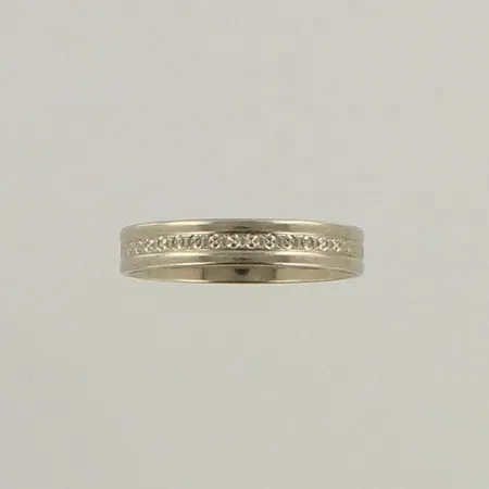 Kuvioitu sormus, koko 19½, 585 valkokulta, paino 3,0g 