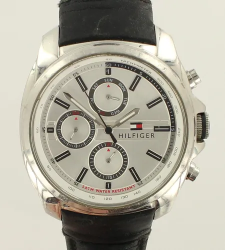 Teräsrannekello Tommy Hilfiger chronograph, quartz, lieviä käytön jälkiä ja lasissa naarmu, Ø 45mm, nahkaranneke