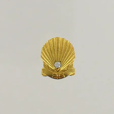 Timanttipinssi 1xn.0.05ct, kaiverrettu, korkeus 16mm, nimileima AT, ei taustaa, 585, paino 3,1g 