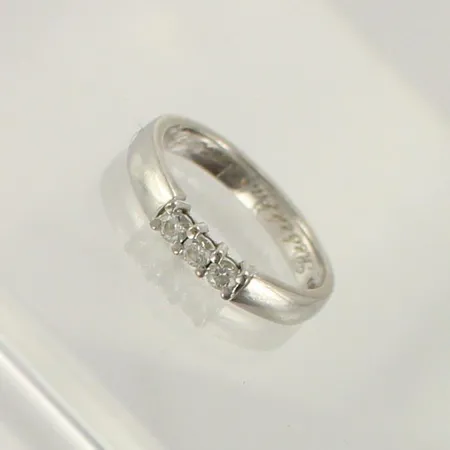 Timanttisormus 3xn.0.05ct, kaiverrettu, koko 16¼, 750 valkokulta, paino 3,6g 