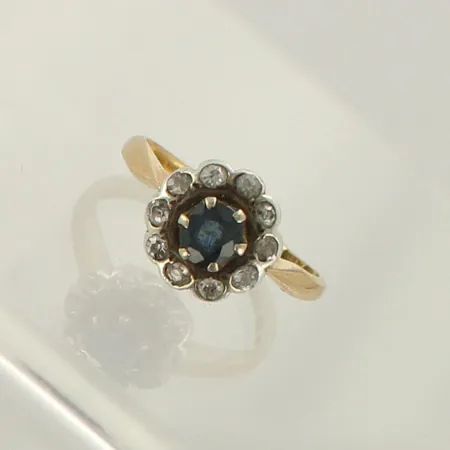 Kivisormus timanteilla 10xn.0.03ct yksi timantti viallinen, koko 16¾,  750br, paino 3,6g