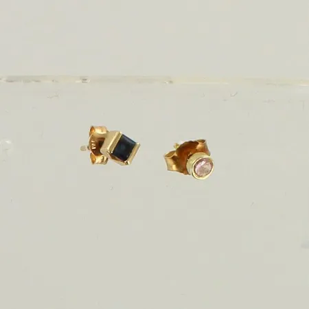 Kaksi kivikorvakorua, 585br, paino 0,6g