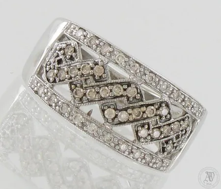 Timanttisormus 42xn.0.005ct, koko 17¼, 750 valkokulta, paino 4,3g