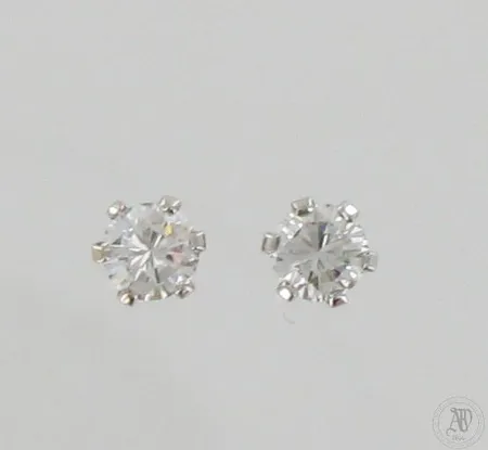 Timanttikorvanapit 2xn.0.35ct, 750 valkokulta, paino 1,1g