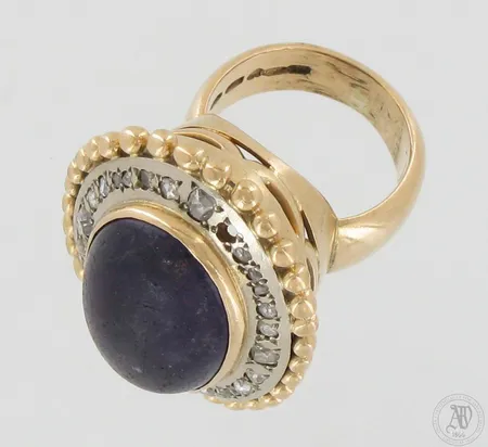 Viallinen kivikantasormus vanhahiontaisilla timanteilla 27xn.0.005-0.05ct, joista osa viallisia, koko 18, kaiverrettu, 750br, paino 32,3g
