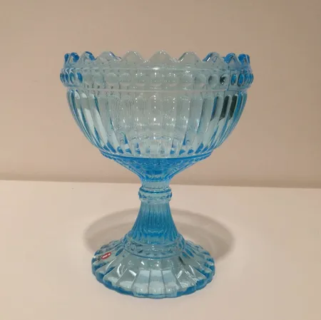 Mariskooli, iittala, korkeus 152mm, vaalean sininen.
Lähetetään postipakettina.