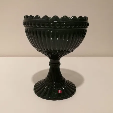 Mariskooli, iittala, korkeus 150mm, tumman harmaa.
Lähetetään postipakettina.