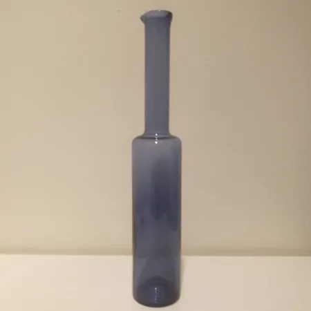 Koristepullo, signeeraus nanny still riihimäen lasi oy, malli 1734, lasia, korkeus 333mm Lähetetään postipakettina.