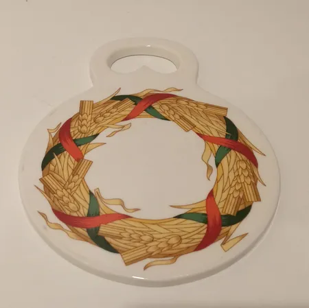 Talouslevy/leikkuualusta, arabia, Pituus 21,5 cm, leveys 16,5 cm.
Lähetetään postipakettina.