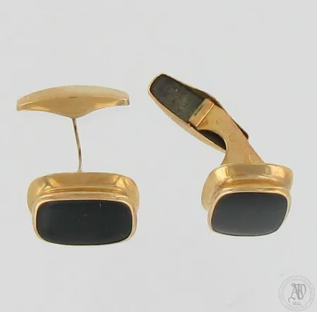 Onyx-kalvosinnapit, mitat 14x18mm, vuodelta 1971, 585br, paino 7,5g