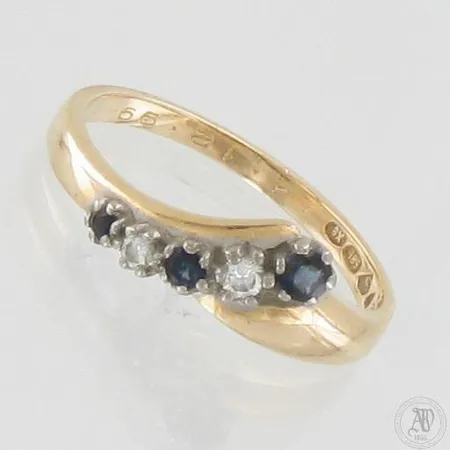 Kivisormus timanteilla 1xn.0.04ct 1xn.0.03ct, kaiverrettu, koko 18½, 585br, paino 2,7g