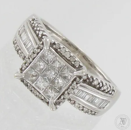 Timanttisormus 9xn.0.06ct princess 22xn.0.025ct baguette yhdessä timantissa pieni lohkeama, 36xn.0.005ct, koko 19, todistus 5.10.2017, 585 valkokulta, paino 6,5g