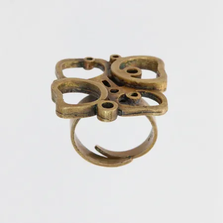 Sormus, design P.Sarpaneva, Ø muunneltavissa, mitat 30x30mm, pronssia