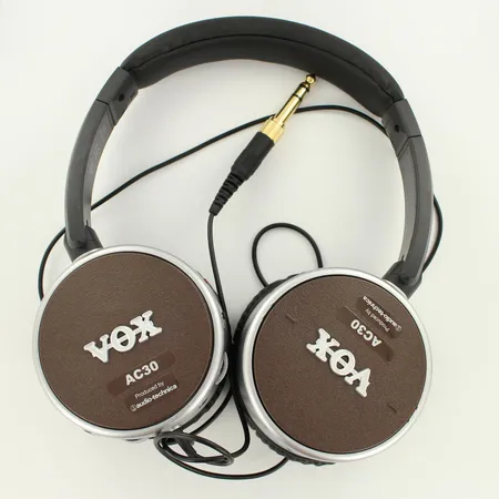 Koolokkeet Vox amPhones AC-30 kitaravahvistimella, Säädöt: (Gain, Tone, Volume, Effect), Standby-switch,Liitännät: 1/4" normaalijakki kitaralle tai bassolle. AUX-tulo CD/MP3 soittimelle ymv. Lähetetään postipakettina.