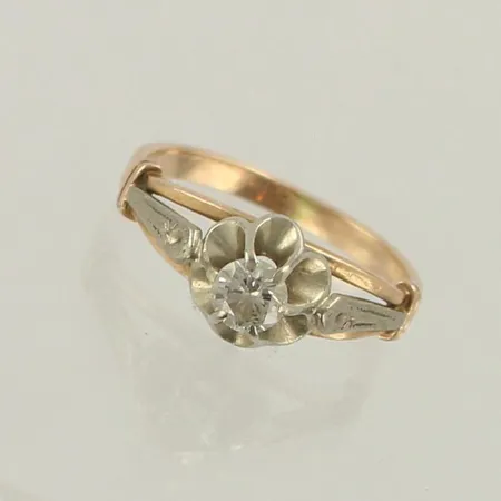 Timanttisormus 1xn.0.35ct, koko 17¼, yksi kynsi katkennut istutuksessa, runko hieman vääntynyt, 583 kelta- ja valkokulta, paino 3,3g 