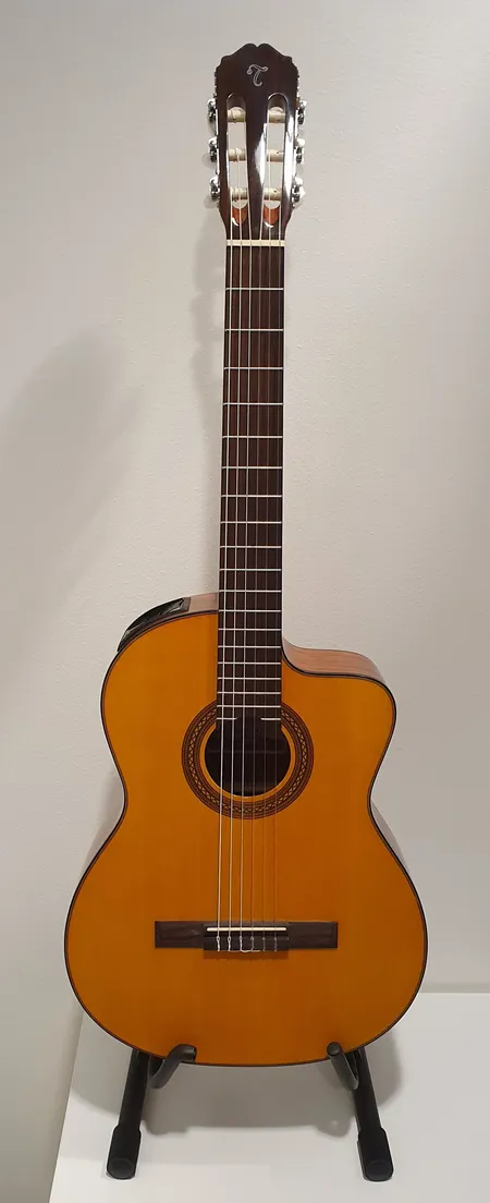 Elektroakustinen kitara, Takamine GC1CE-NAT, Classical Body, Ruusupuu otelauta, Kuusi kansi, Mahonki sivut ja pohja, Elektroniikka: TP-E -etuaste, sisäänrakennettu viritin, Fenderin pehmeä kantolaukku.   Lähetetään postipakettina.