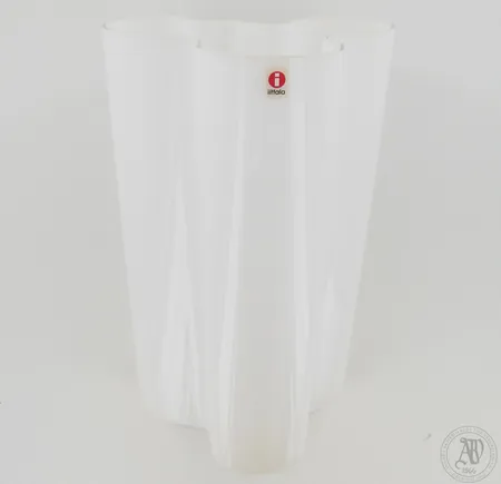 Valkoinen Aalto-maljakko, Iittala, korkeus ja leveys 250mm ja 138mm. 