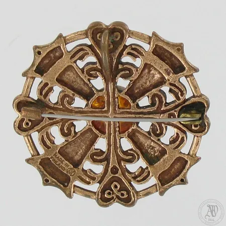 Rintakoru meripihkalla, Kuukiven koru - Kalevala Koru, Ø45mm, pronssia. 
