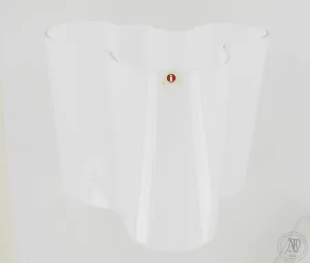 Valkoinen Aalto-maljakko, Iittala, korkeus ja leveys 160mm ja 185mm. 