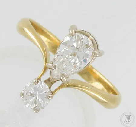 Timanttisormus 1xn.0.48ct briljanttihionta 1xn.1.07ct pearhionta, koko 20, 750 kelta- ja valkokulta, paino 4,4g
