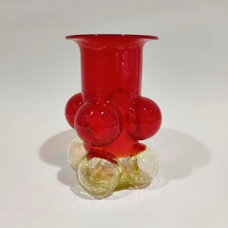 Lasimaljakko, Pajazzo, Nanny Still, korkeus 21cm, väri keltainen ja punainen, valmistettu 1971-74  Lähetetään postipakettina.