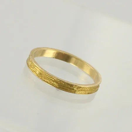 Kuvioitu sormus, koko 19½, 750, paino 3,0g