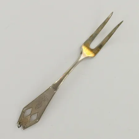 Lapin leikkelehaarukka, yksi lenkki puuttuu, pituus 125mm, 813, paino 8,4g 