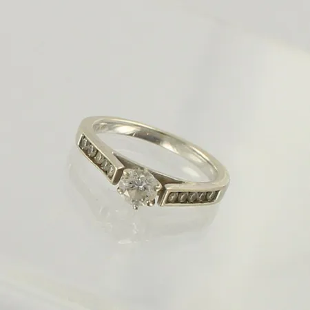 Timanttisormus 1xn.0.30ct ja 10xn.0.02ct, yksi kynsi istutuksessa katkennut, koko 15¾, 585 valkokulta, paino 2,9g