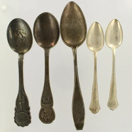 Viisi lusikkaa, kaiverrettuja, pituus 117-164mm, 813-830, paino 113,5g 