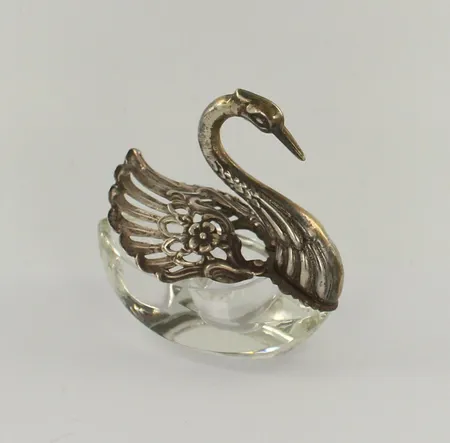 Pieni joutsen tarjoiluastia, hopeaa 830 ja kristallia, korkeus 7,5cm, 1974