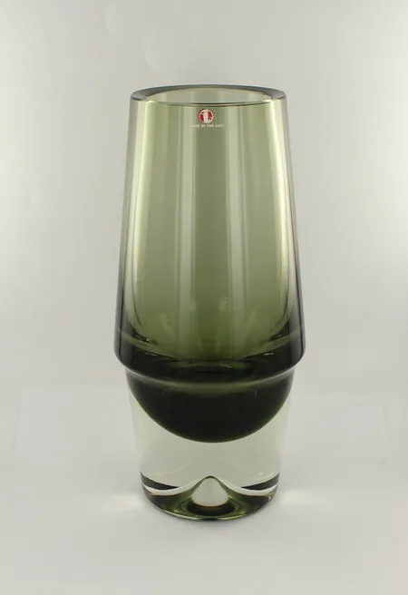 Vihreä maljakko Iittala,  korkeus 205mm, signeerattu Erkki Vesanto, käytön jälkiä, iskeymä alaosassa