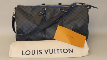 Laukku Louis Vuitton, Keepall Bandoulière 55, N42427, ostokuitti Louis Vuitton Kööpenhamina 2018, mukana lukko ja kangaskassi