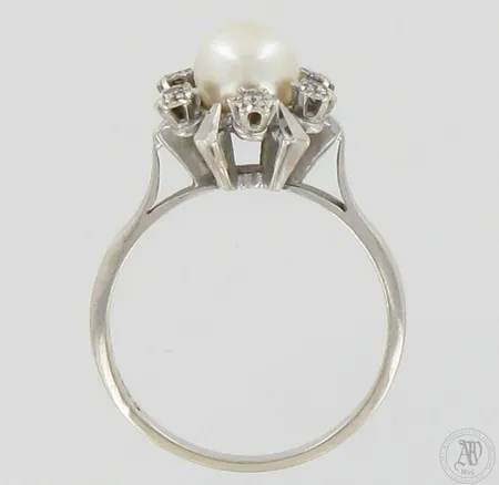 Helmisormus timanteilla 6xn.0.01ct, koko 17½, 750br valkokulta, paino 4,2g