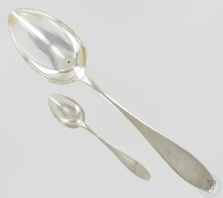 Tarjoilulusikka ja kahvilusikka, Sileä, pituudet 126-254mm, kahvilusikka vääntynyt, 813, paino 85,8g