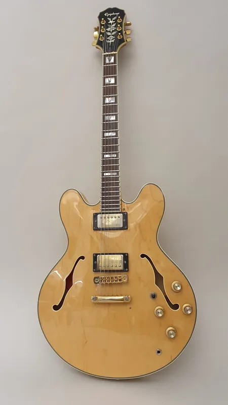 Sähkökitara Gibson Epiphone Sheraton, S6094252, hyvin pieniä käytön jälkiä, kova laukku.  Ota yhteys panttilainaamoon kuljetusmaksusta sopimiseksi.
