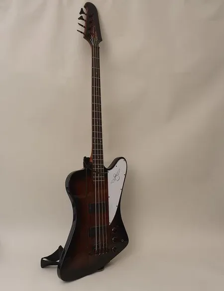 Sähköbasso Epiphone Firebird, viallinen pehmeä laukku. Ota yhteys panttilainaamoon kuljetusmaksusta sopimiseksi.