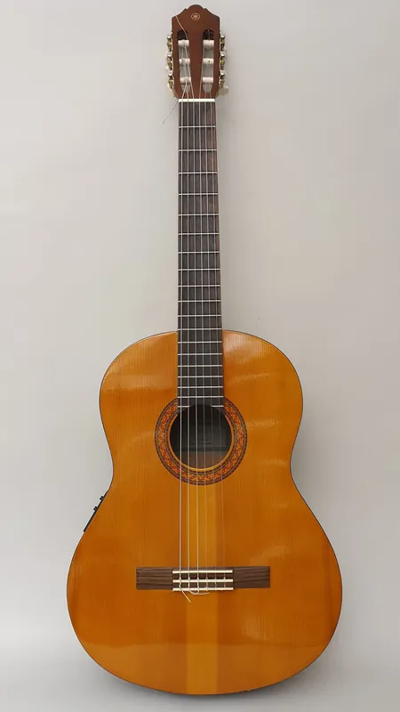 Elektroakustinen kitara Yamaha cx40, kova laukku. Ota yhteys panttilainaamoon kuljetusmaksusta sopimiseksi.