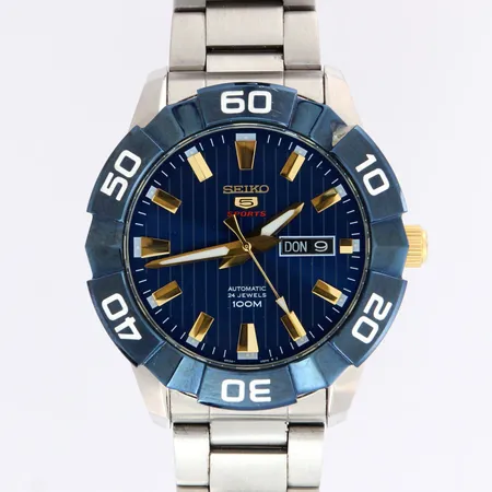 Teräsrannekello, Seiko 5 Sports, Automaatti, ref SRPA53K1, taulun Ø 45mm, rannekkeen pituus 210mm, laatikko ja takuukuitti Lähetetään postipakettina.