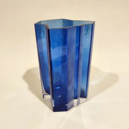 Suomi -vaasi, Design Markku Kostamo, Signeerattu Mäntyniemi 27, reunassa pieni särö, sininen, korkeus 205mm Lähetetään postipakettina.