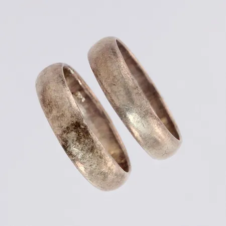 Kaksi sileää sormusta, koot 21 ja 21½, 925, paino 12,6g