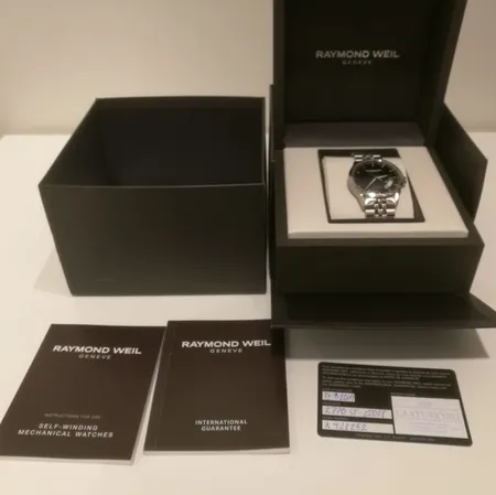 Rannekello Raymond Weil Freelancer, Automatic, caliber rw4200, 26 jewels, Swiss made, rungon Ø38mm, metalli ranneke,  rannekkeen pituus 228mm,  laatiikko, paperit, aitoutodistus (uuden veroinen) 