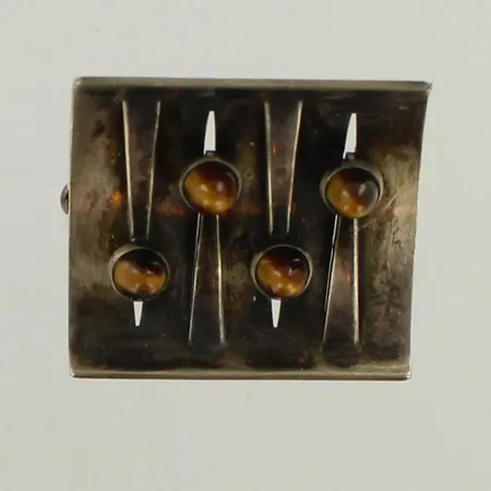 Tiikerinsilmä-rintaneula, kaiverrettu, korkeus 30mm, leveys 32mm, 813br, paino 11,6g