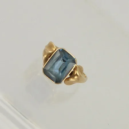 Viallinen kivisormus, 585br, paino 2,8g