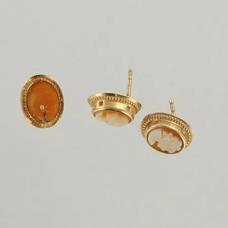 Kolme kame korvakorua, taustat puuttuu, korkeus 11mm, 585br, paino 1,3g