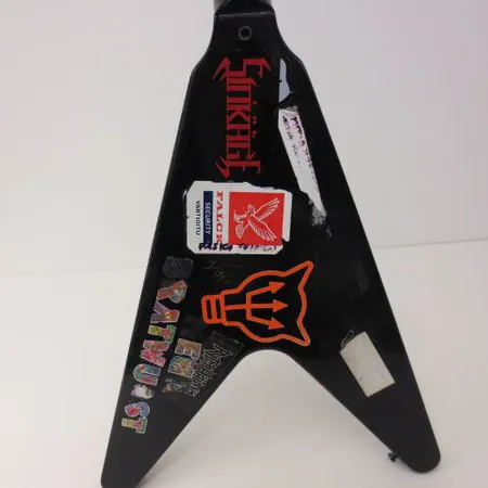 Sähkökitara Gibson Flying V, No.02030554, made in USA, käytön jälkiä, mikit Seymour Duncan, kova laukku. Ota yhteys panttilainaamoon kuljetusmaksusta sopimiseksi.